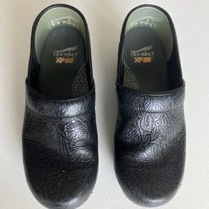 Dansko XP 20 Clogs Size 38 Black Floral